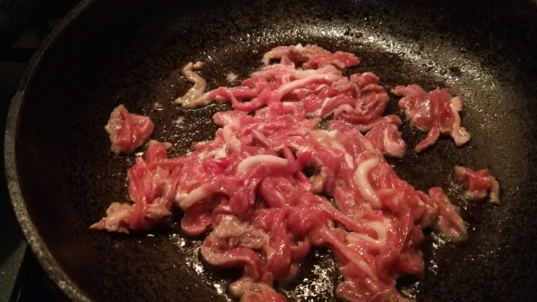 京葱炒肉丝,锅中倒入适量油烧热，倒入肉丝