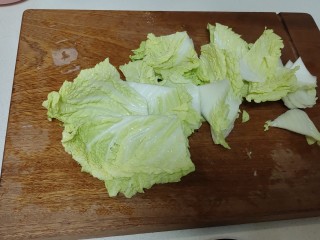 白菜烩小酥肉,切成小块。