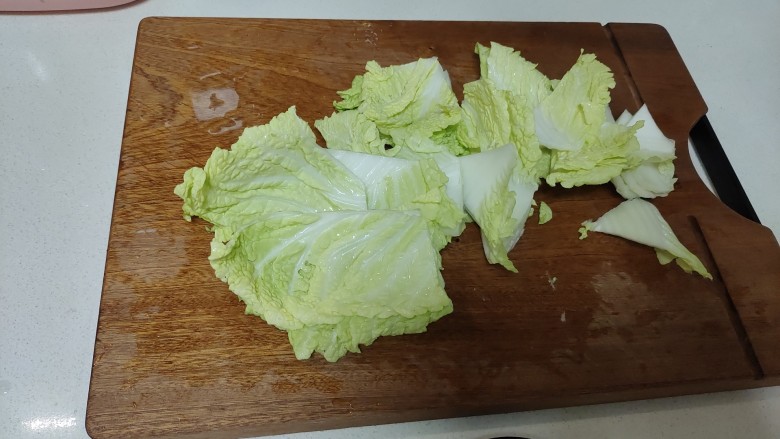 白菜烩小酥肉,切成小块。
