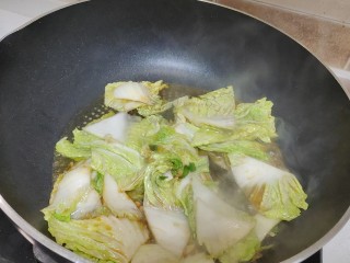 白菜烩小酥肉,加入一勺生抽，一勺陈醋，少许食盐和白糖。