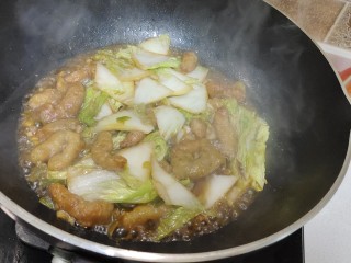 白菜烩小酥肉,加入适量清水和小酥肉一起炖煮5分钟。