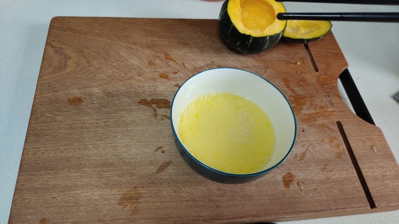 南瓜蒸蛋,加入适量清水，食盐和食用油搅拌均匀。