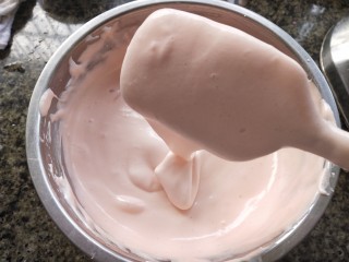 草莓抱抱卷,打好的蛋白霜分三次加到蛋糊里搅匀