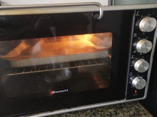 草莓抱抱卷,送入烤箱，温度调至上火190下火150烤10分钟，再转上下火150度20分钟