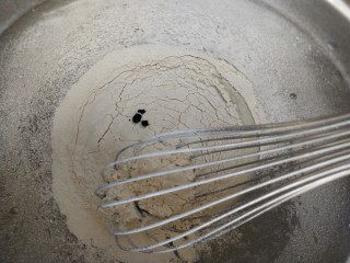 草莓抱抱卷,牛奶和玉米油先乳化，再加低筋面粉，滴入几滴红丝绒搅拌均匀
