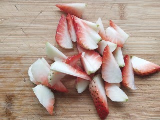 草莓抱抱卷,草莓切片粒