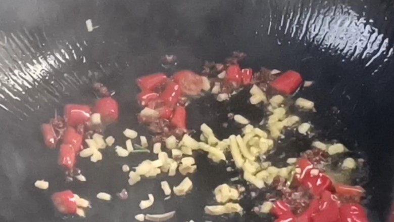 椒麻莲藕,起锅烧油，放入花椒粒爆香后，放入姜末和小米辣炒出香辣味