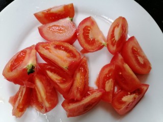 番茄烧排骨,番茄洗干净切成小块
