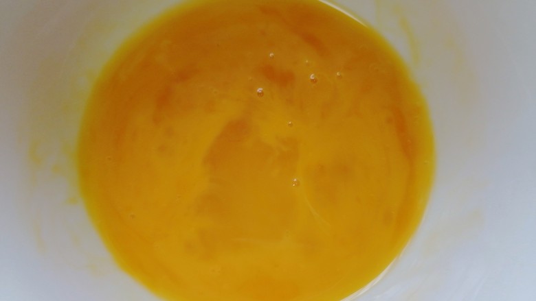 包菜胡萝卜炒鸡蛋,将蛋液搅打均匀