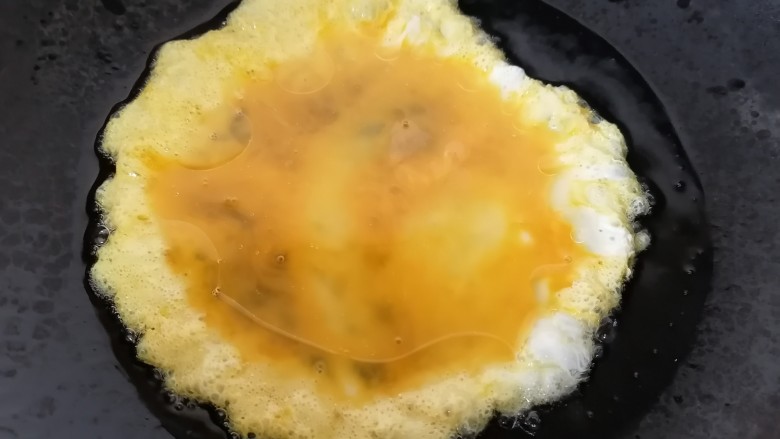 包菜胡萝卜炒鸡蛋,锅内放油烧热倒入蛋液