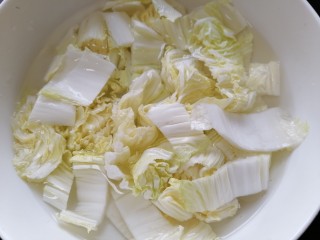 白菜烩小酥肉,白菜切成小段状清洗干净