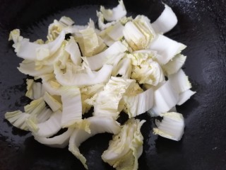 白菜烩小酥肉,锅内放油烧热放入白菜翻炒