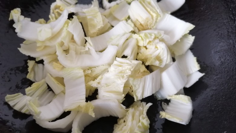 白菜烩小酥肉,锅内放油烧热放入白菜翻炒