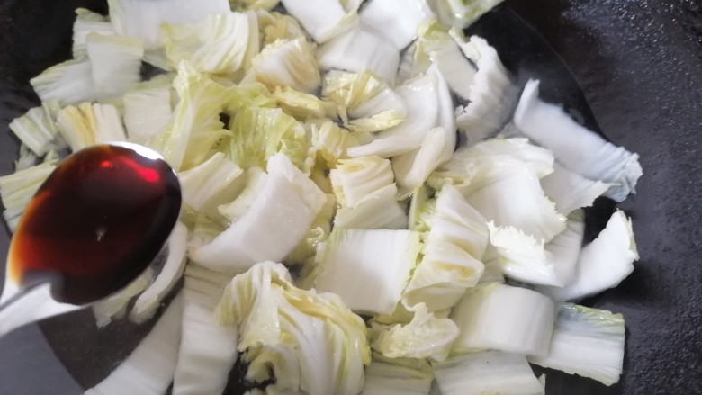 白菜烩小酥肉,加入一勺生抽提鲜