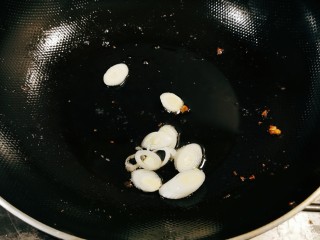 白菜烩小酥肉,锅中留下1汤匙底油，放入葱片炒香。
