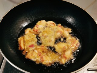 白菜烩小酥肉,起油锅放入食用油，油温5-6层热放入肉片炸制。