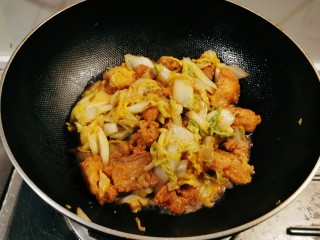 白菜烩小酥肉,翻炒均匀即可关火出锅。