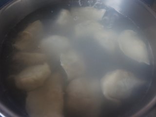 素三鲜水饺,下入包好的饺子，煮开后放两次凉水，浮起即可捞出