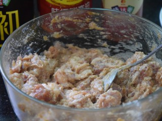 鲜肉水饺,将酱油、蚝油和生抽以3:2:1的比例跟小苏打一起放入肉沫中，顺着一个方向搅拌成肉