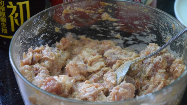 鲜肉水饺,将酱油、蚝油和生抽以3:2:1的比例跟小苏打一起放入肉沫中，顺着一个方向搅拌成肉