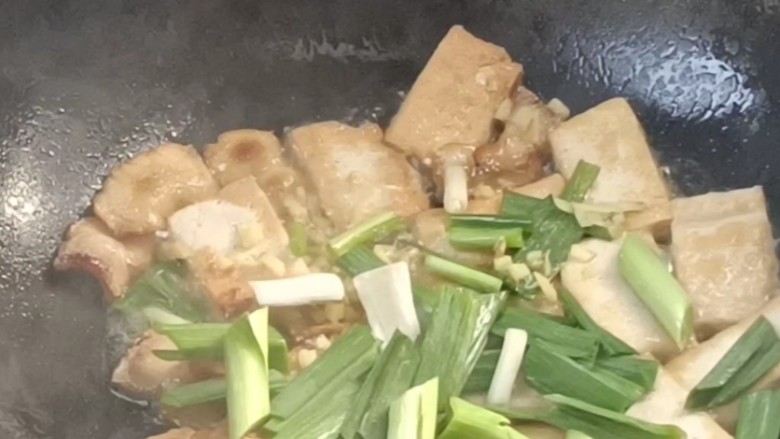 口蘑腊味豆腐,加入盐，姜末和青蒜炒香