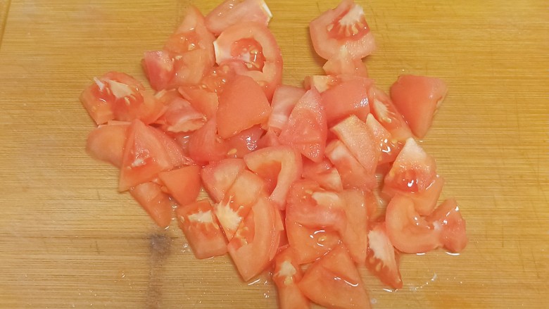 番茄烧排骨,把烫过的番茄去掉皮，切成小块