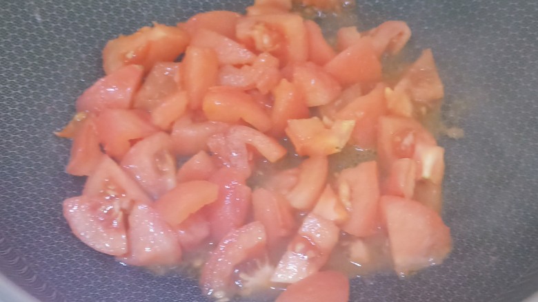 番茄烧排骨,锅内加入适量食用油，加入番茄翻炒