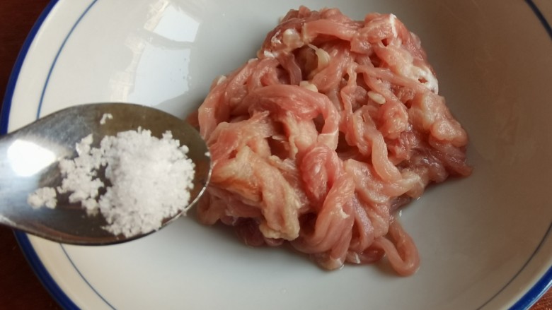 京葱炒肉丝,肉丝中加入少许盐。