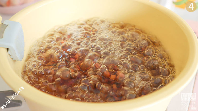 降温了！一定要喝碗热乎乎的「桂花芋头红豆沙」香甜软糯又补气血！,泡好的红豆冷水下锅，沸腾后用中火熬煮。
