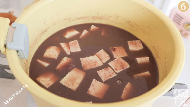 降温了！一定要喝碗热乎乎的「桂花芋头红豆沙」香甜软糯又补气血！,把红豆沙倒回锅里，加入芋头煮透。