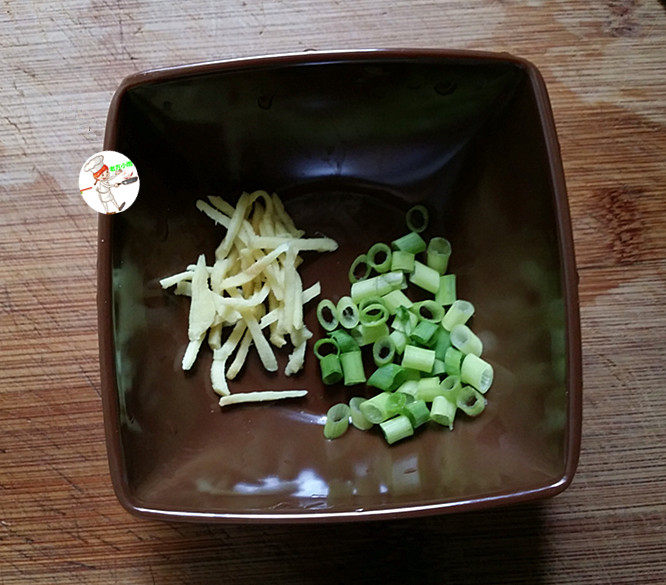皮蛋火腿粥,煲粥的时候，来准备配菜：葱姜洗干净，葱切末，姜切丝备用