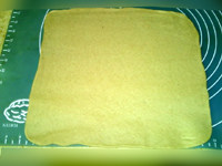 苏打饼干,将面团擀成厚约0.25厘米的薄片