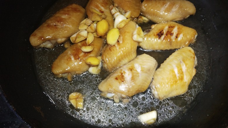 蜂蜜鸡翅,把腌制好留下的调料汁倒入锅中，再倒入足量的开水烧开