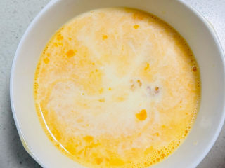 美味松饼,将鸡蛋打散加入白砂糖，盐和牛奶搅拌均匀。