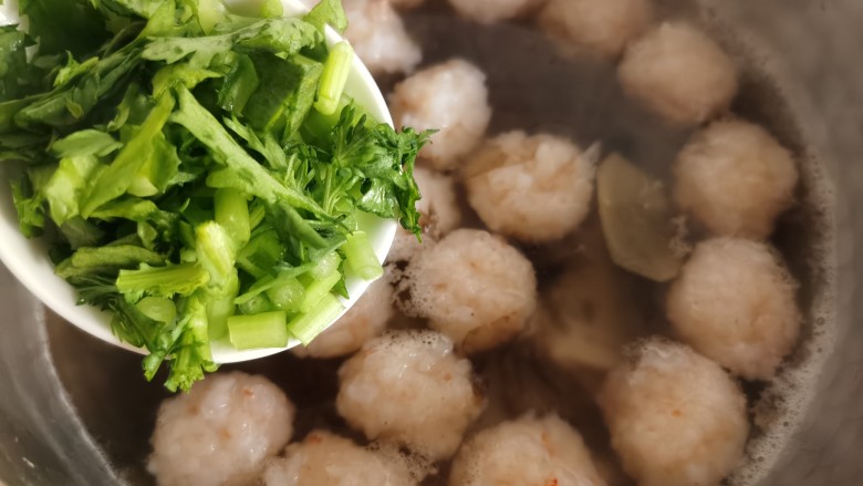虾滑汤,加入切好的茼蒿菜。