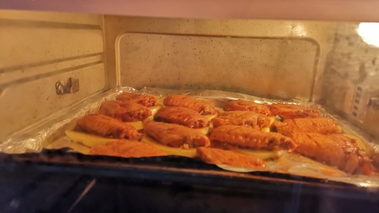蜂蜜鸡翅,送入预热好的烤箱，上下火200度烤15分钟