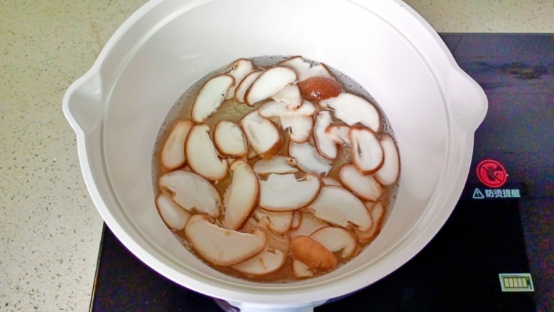 家常虾仁拼盘,锅里水开后放香菇焯水捞出。