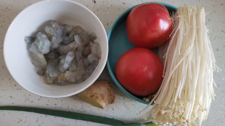 虾滑汤,准备食材备用，虾提前挑去虾线，虾肠，剥了壳的