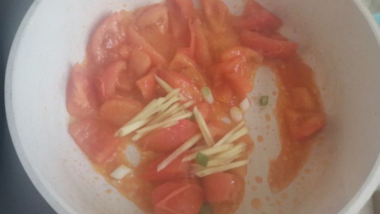 虾滑汤,起锅烧油，油热下入西红柿，翻炒出汤汁，再加入葱姜翻炒均匀