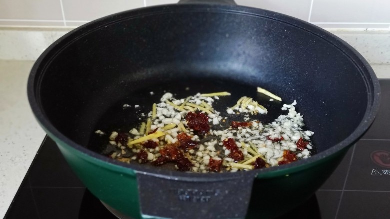 红烧翅根,热锅凉油放入葱姜末，干辣椒段爆香。
