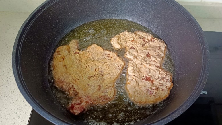 红烧大排,锅里多放一点食用油，油面有冒泡时下大排炸。