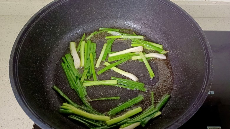 红烧大排,锅里留一点底油，下葱段炒出香味。