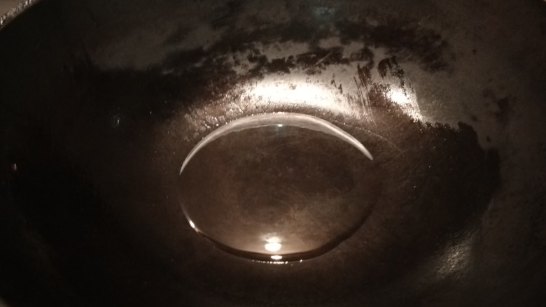 虾滑汤,锅中倒入适量油烧热