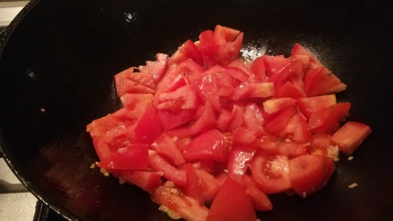 虾滑汤,倒入番茄