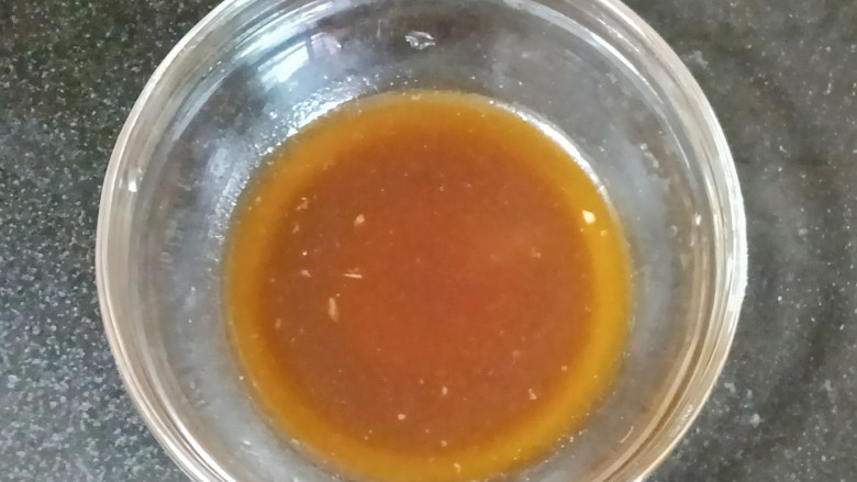 蜂蜜鸡翅,小碗中放入10克蜂蜜和腌鸡翅的酱汁拌匀待用