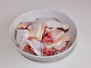竹荪鸡汤,鸡剪小块洗净。