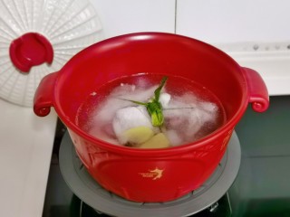 竹荪鸡汤,冷水下锅，加入两片姜，葱结烧开煮2分钟，捞出温水冲洗。
