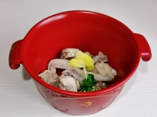 竹荪鸡汤,鸡块，姜片，葱结倒入砂锅中。