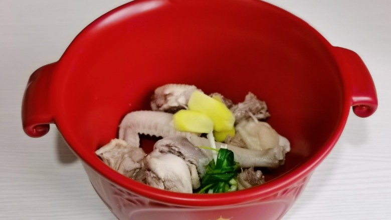 竹荪鸡汤,鸡块，姜片，葱结倒入砂锅中。