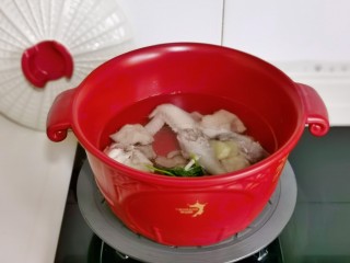 竹荪鸡汤,加入半锅水。